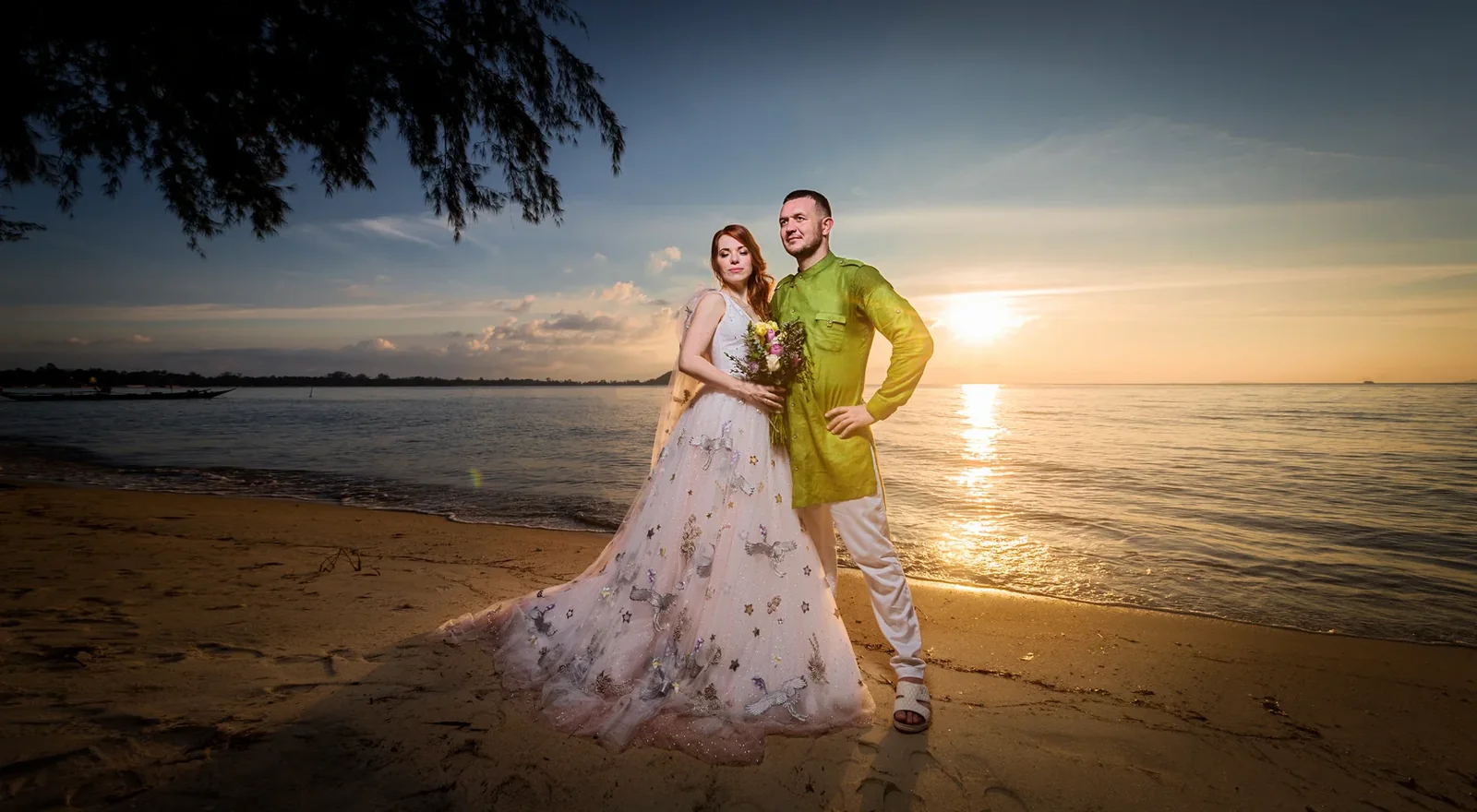 Mid-size destination wedding ceremony in Koh Samui